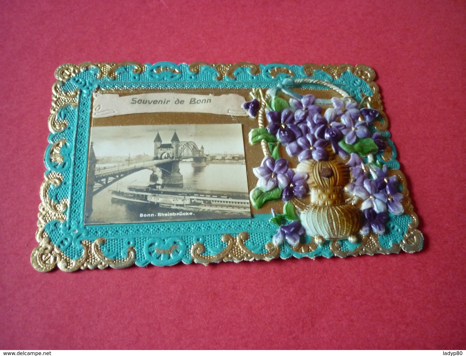 3/88 CPA Fantaisie Collage Pop Up Bord Dentelle Panier Ruban Fleurs Violettes Souvenir De Bonn - Other & Unclassified