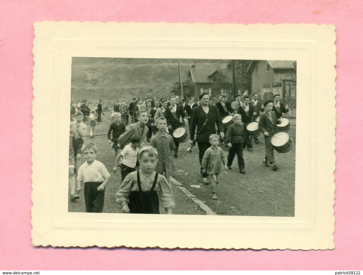 PHOTOGRAPHIE / PHOTO Datée  1959  :  MAZINGARBE  Près  LENS - FANFARE / HARMONIE - BATTERIE MUNICIPALE - Lieux