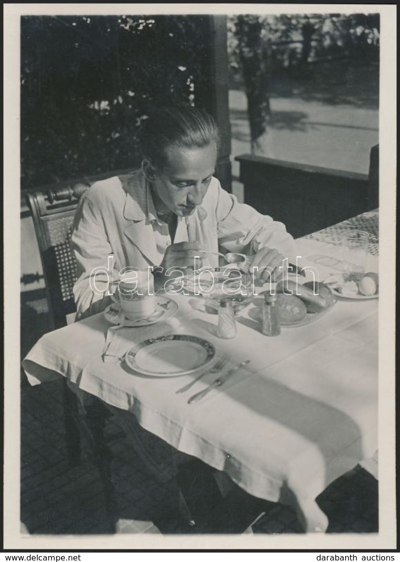 Cca 1931 Kinszki Imre (1901-1945): Ebéd, Jelzés Nélküli Vintage Fotó A Szerző Hagyatékából, 9x6,5 Cm - Other & Unclassified