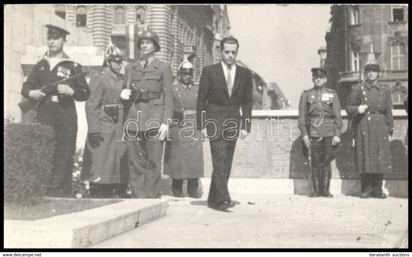 Cca 1940 Sólyom László Rendőfőkapitány A Szabadság Téri Irredenta Emlékműnél Hírnök Fotó. 9x14 Cm - Andere & Zonder Classificatie