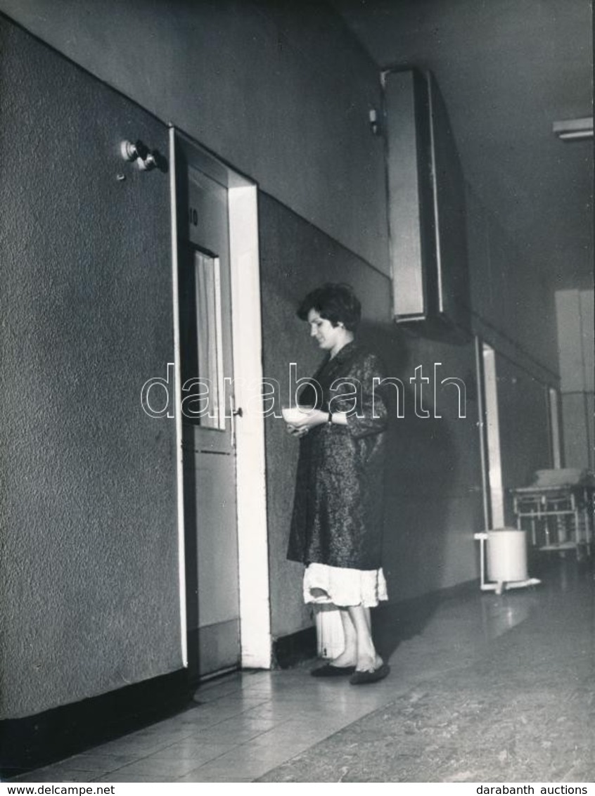 1967 Nők Az éjszakában, 3 Db Jelzetlen Vintage Fotó Kotnyek Antal (1921-1990) Fotóriporter Hagyatékából, Publikálva A Tü - Autres & Non Classés