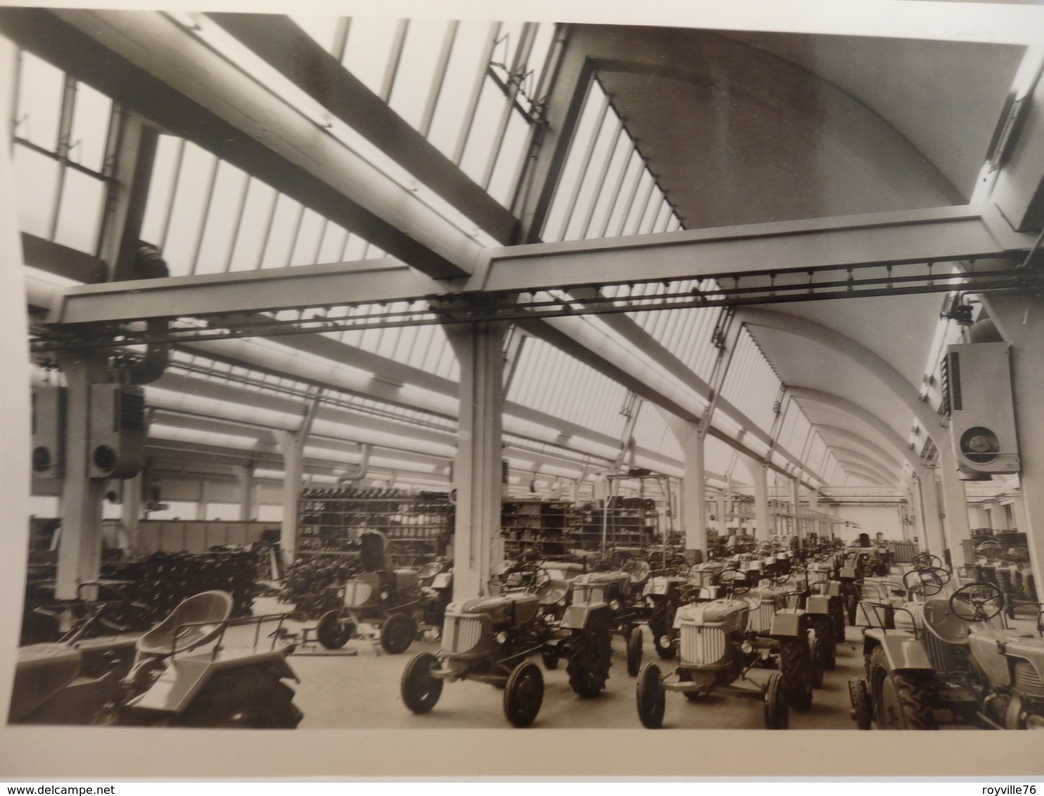 Photo 14,5cm/10cm Sur Une Usine De Tracteurs Anciens. - Autres & Non Classés