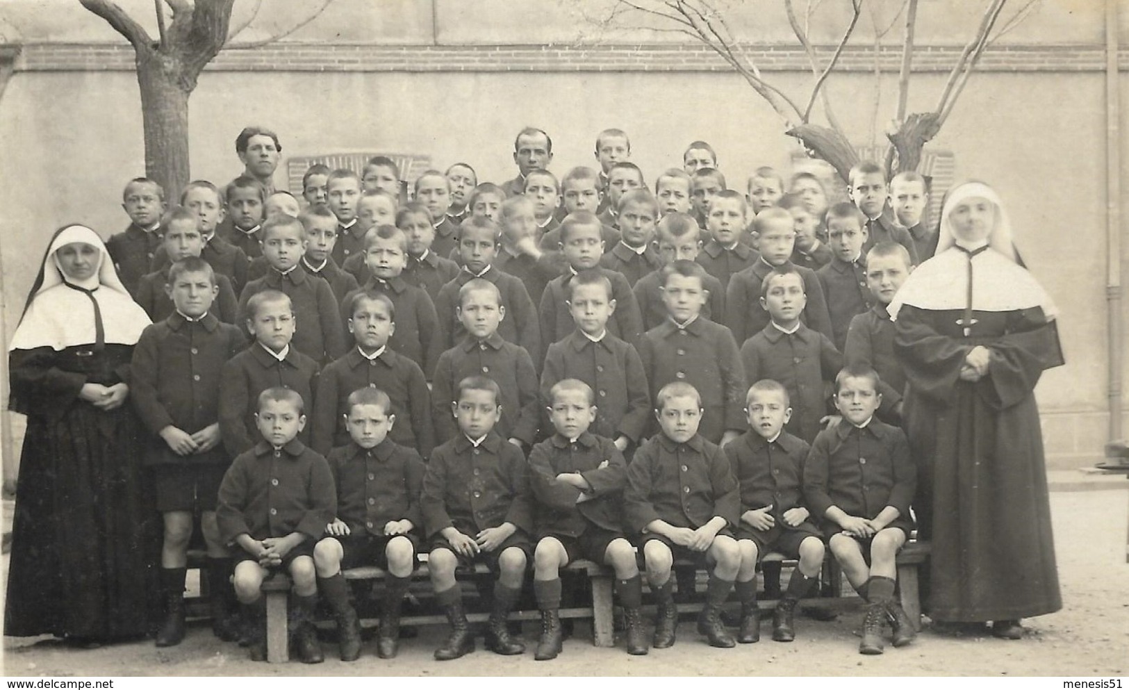 CPA Carte Photo De Classe école Religieuse Pensionnat De Garçons Avec Deux Bonnes Soeurs Nonnes - Schools