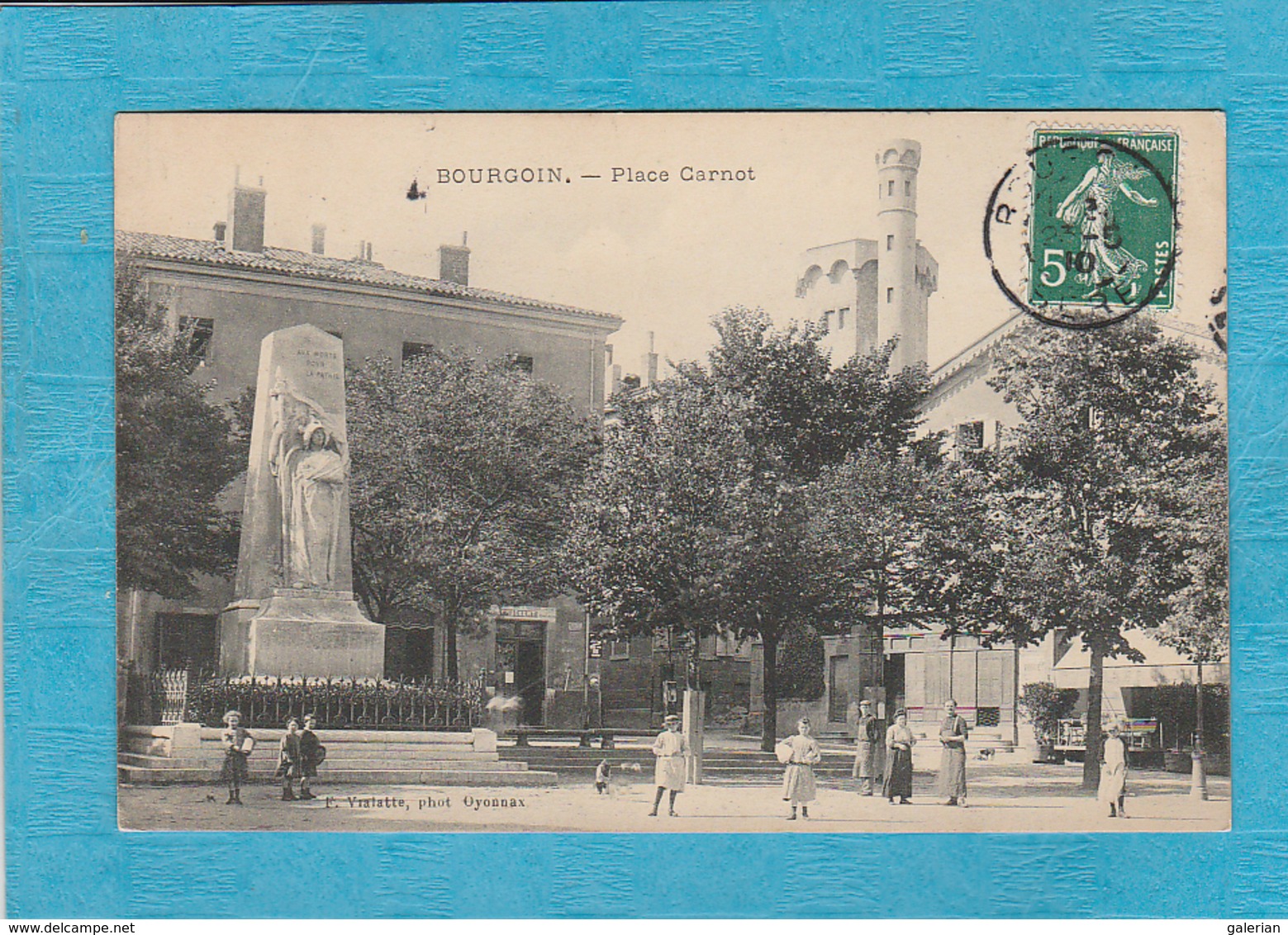 Bourgoin. - La Place Carnot Et Le Monument. - Bourgoin