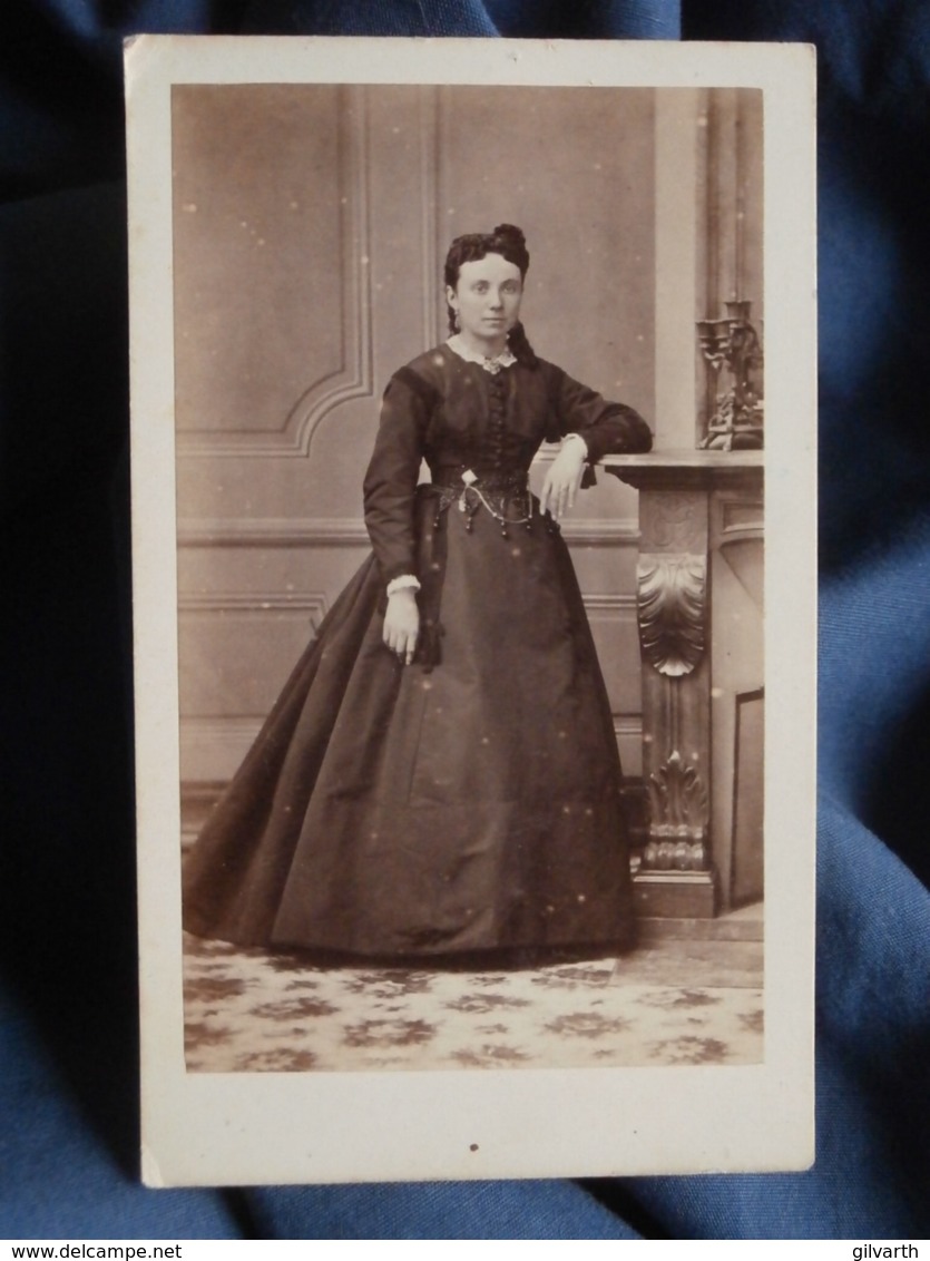 CDV Photo J. Renaud à Clermont Ferrand - Bourgeoisie, Noblesse Second Empire Femme En Pied, Circa 1865 L436A - Anciennes (Av. 1900)