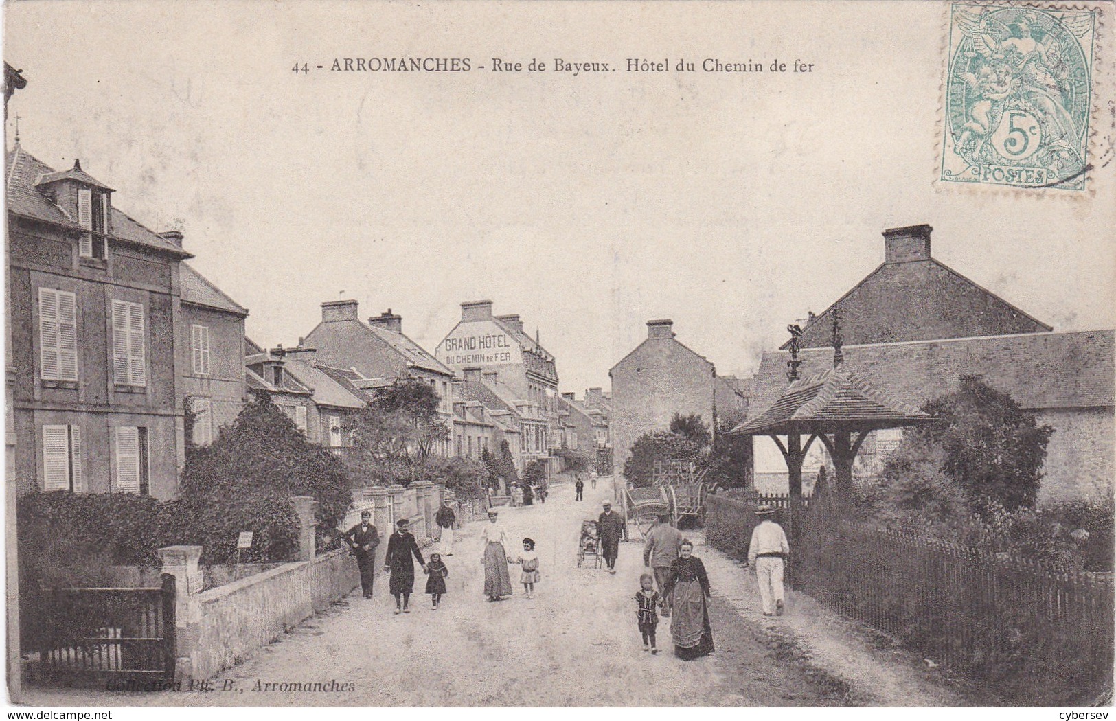 ARROMANCHES - Rue De Bayeux - Hôtel Du Chemin De Fer - Animé - Arromanches