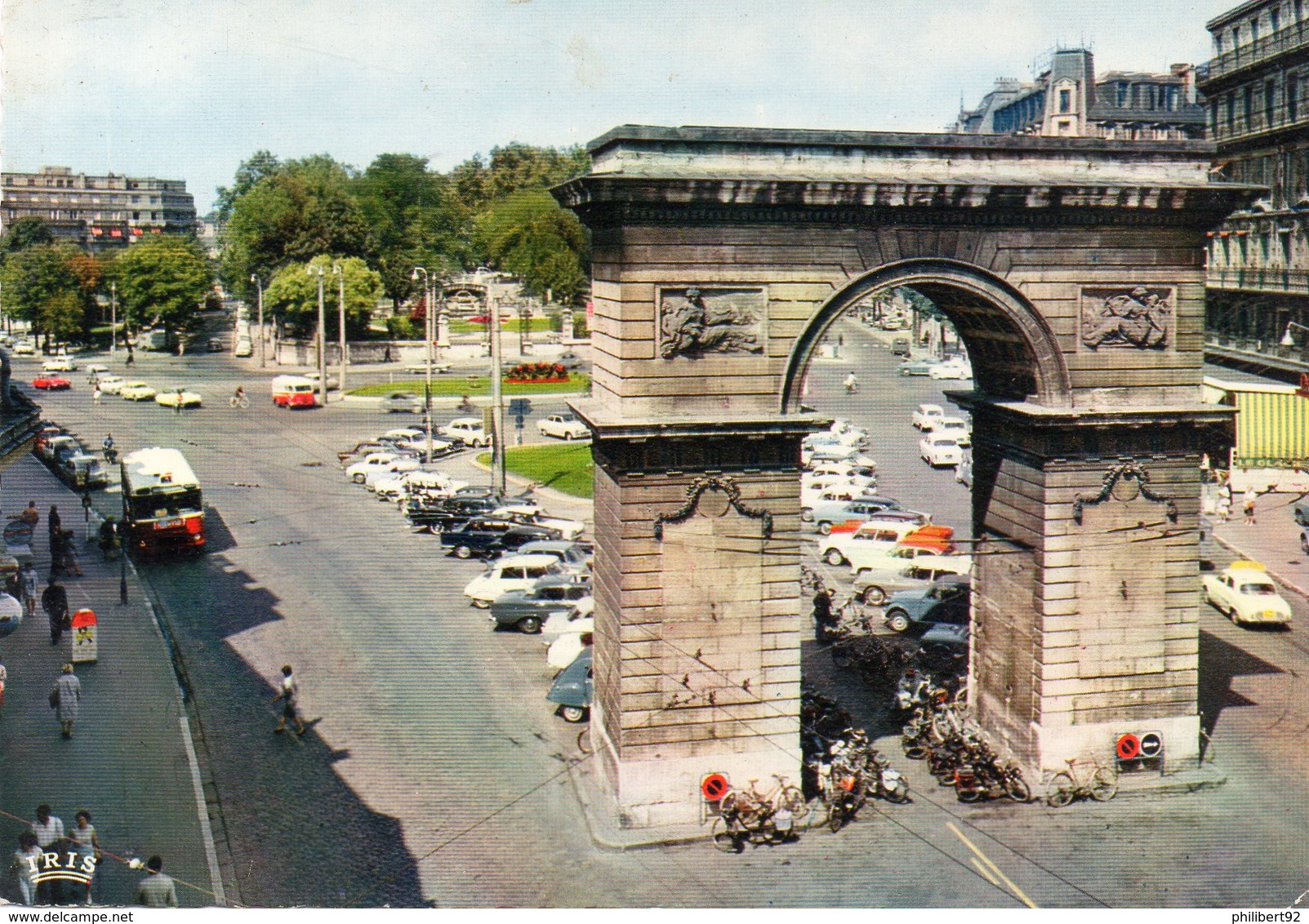 Dijon. Place Darcy Et Porte Guillaume. Autobus. Automobiles Années 60. - Dijon