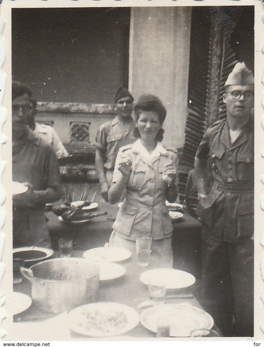 Photo. Militaire : L'ile De Beutré - Vietnam : Au Repas, Femme Et Hommes Militaire : 1947 ( Format 6cm X 4,5cm ) - Guerre, Militaire