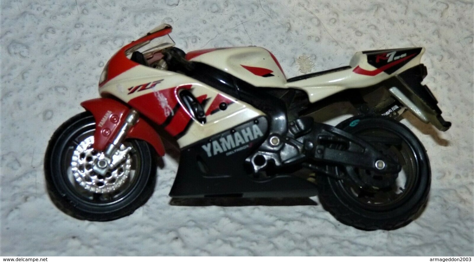 MAISTO MOTO 1/18 YAMAHA R7OW-02 Be Mais Manque La Bequille - Motorfietsen