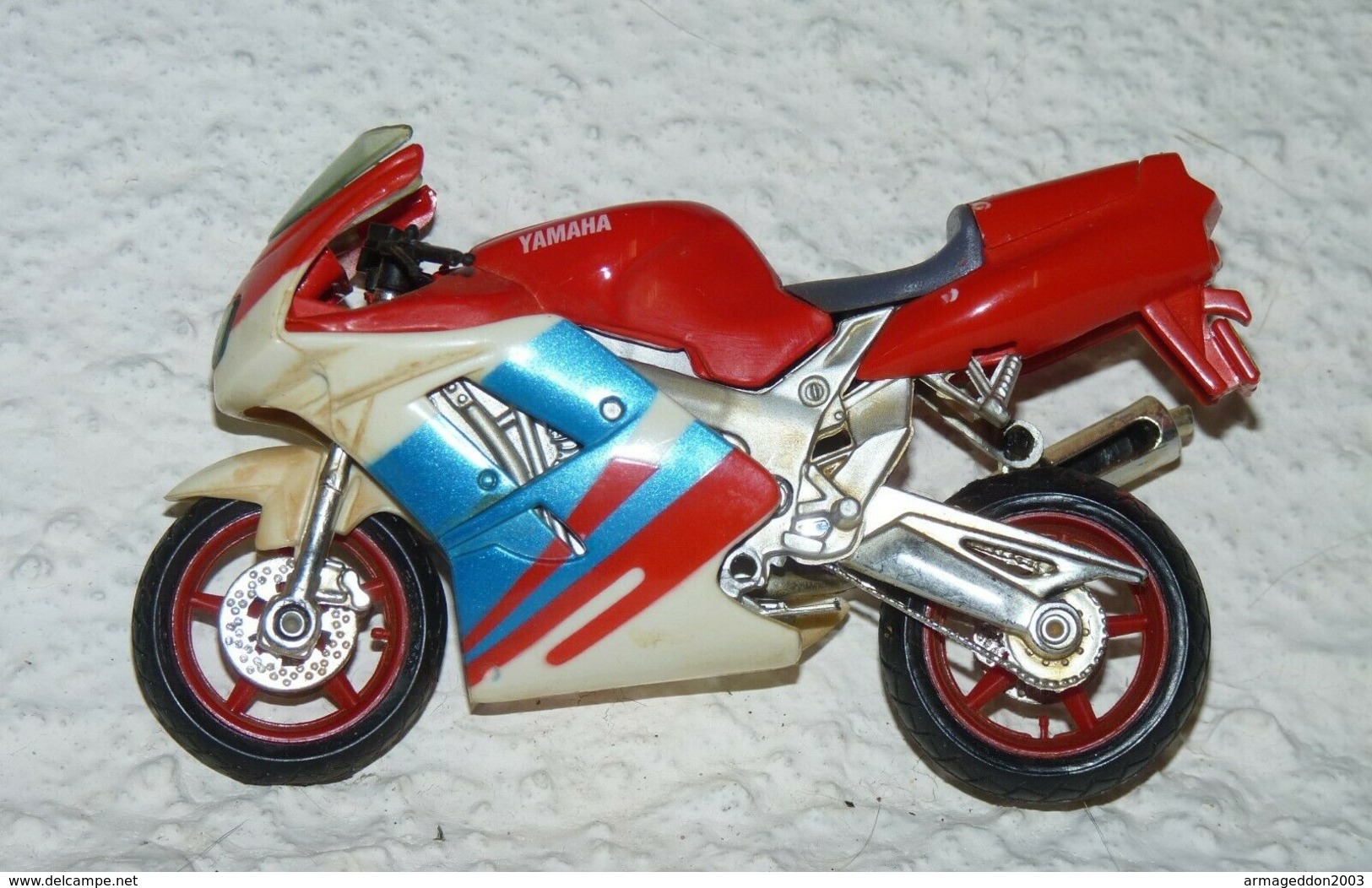 MAISTO MOTO 1/18 YAMAHA FZR600R Be Mais Manque La Bequille - Motorcycles