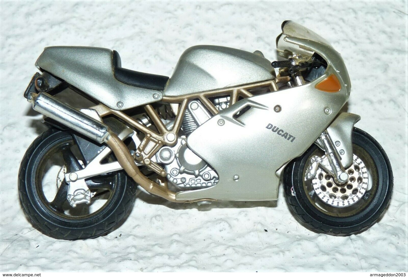 MAISTO MOTO 1/18 DUCATI SUPERSPORT 900 FE Be Mais Manque La Bequille - Motorräder