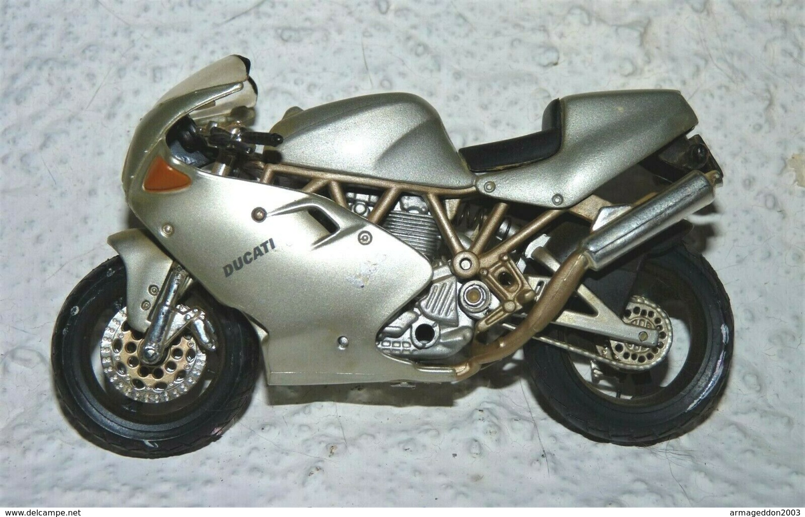 MAISTO MOTO 1/18 DUCATI SUPERSPORT 900 FE Be Mais Manque La Bequille - Motos