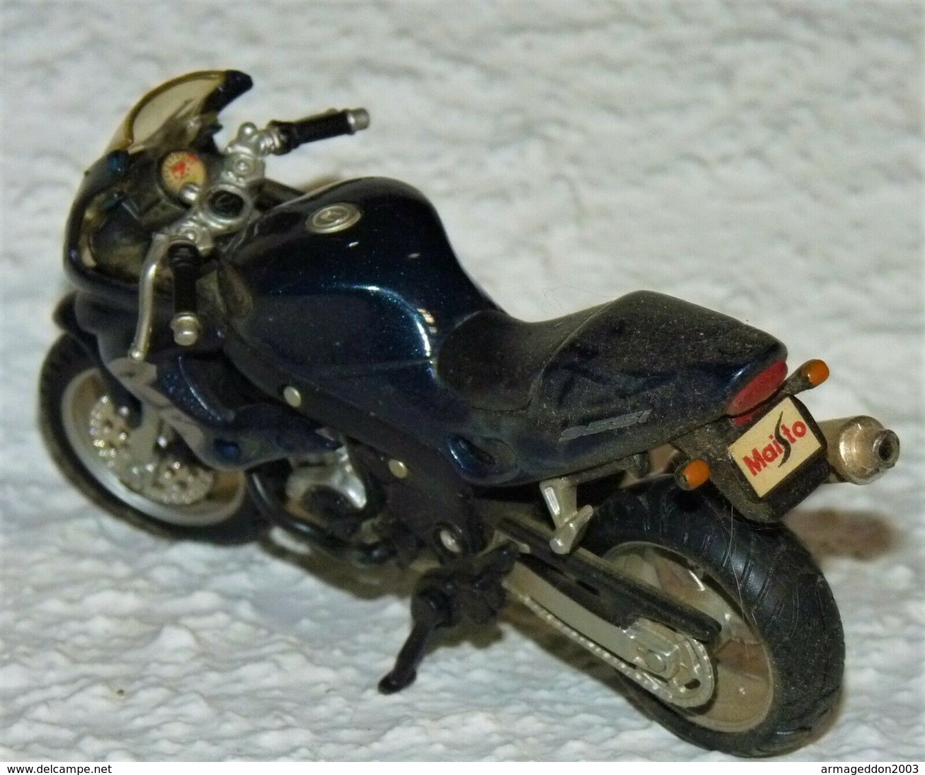 MAISTO MOTO 1/18 TRIUMPH RS 955 I TBE - Motos