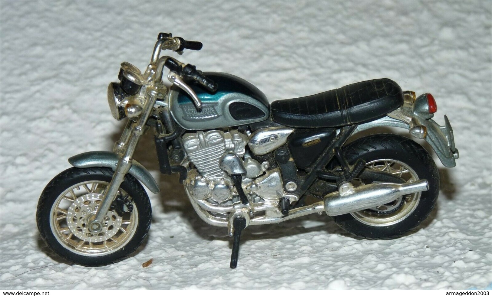 MAISTO MOTO 1/18 TRIUMPH THUNDERBIRD TBE - Motorräder