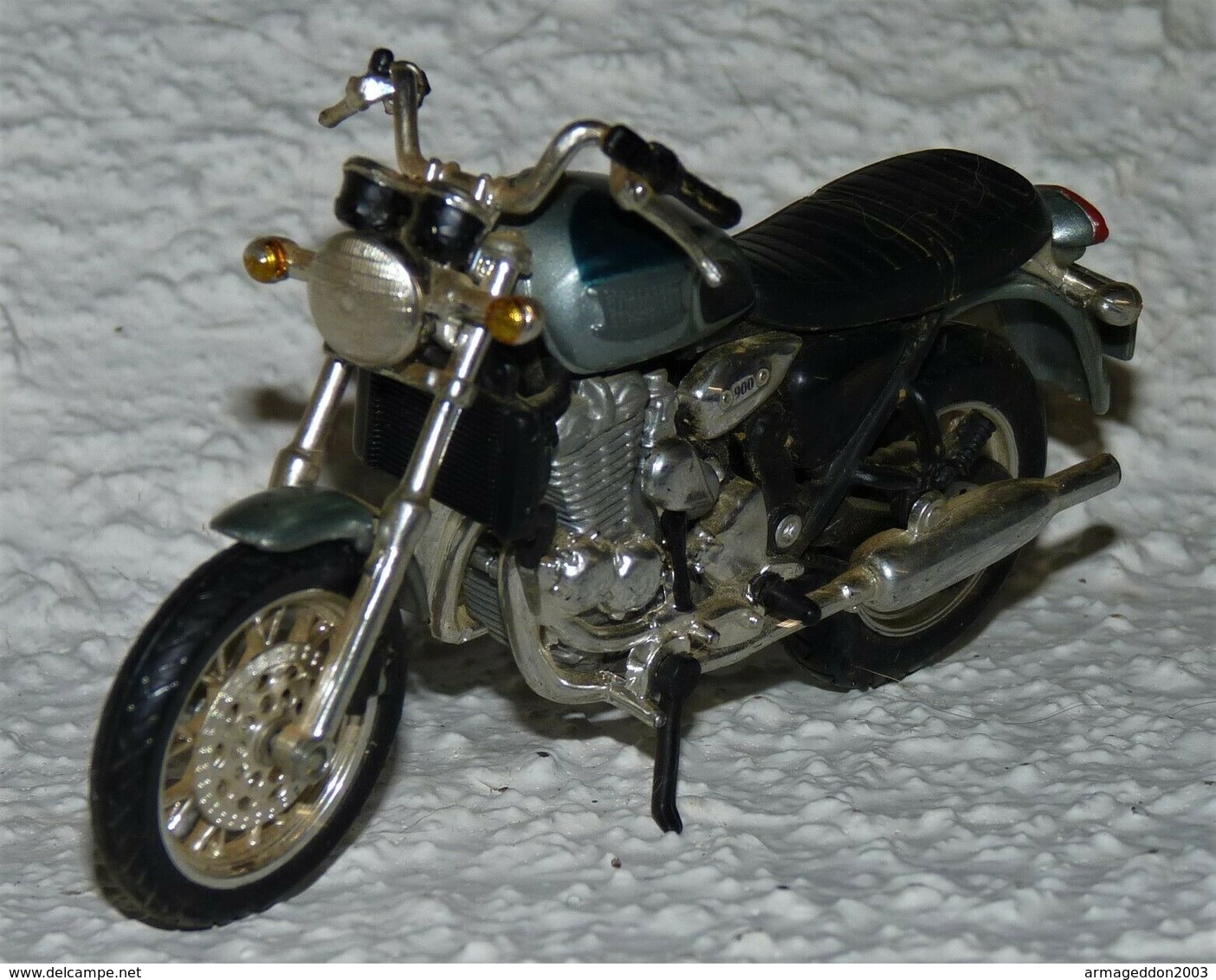 MAISTO MOTO 1/18 TRIUMPH THUNDERBIRD TBE - Motos