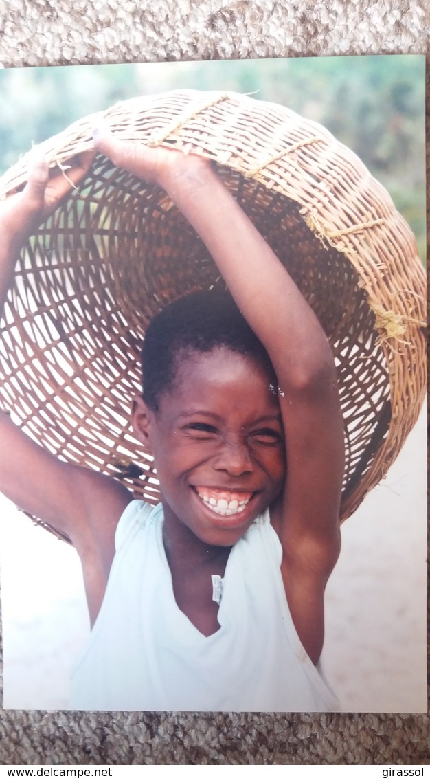 CPM HAITI TIPYCAL SCENE ENFANT PANIER TETE  SOURIANT RIANT  PHOTO RAFAELLE CASTERA - Autres & Non Classés