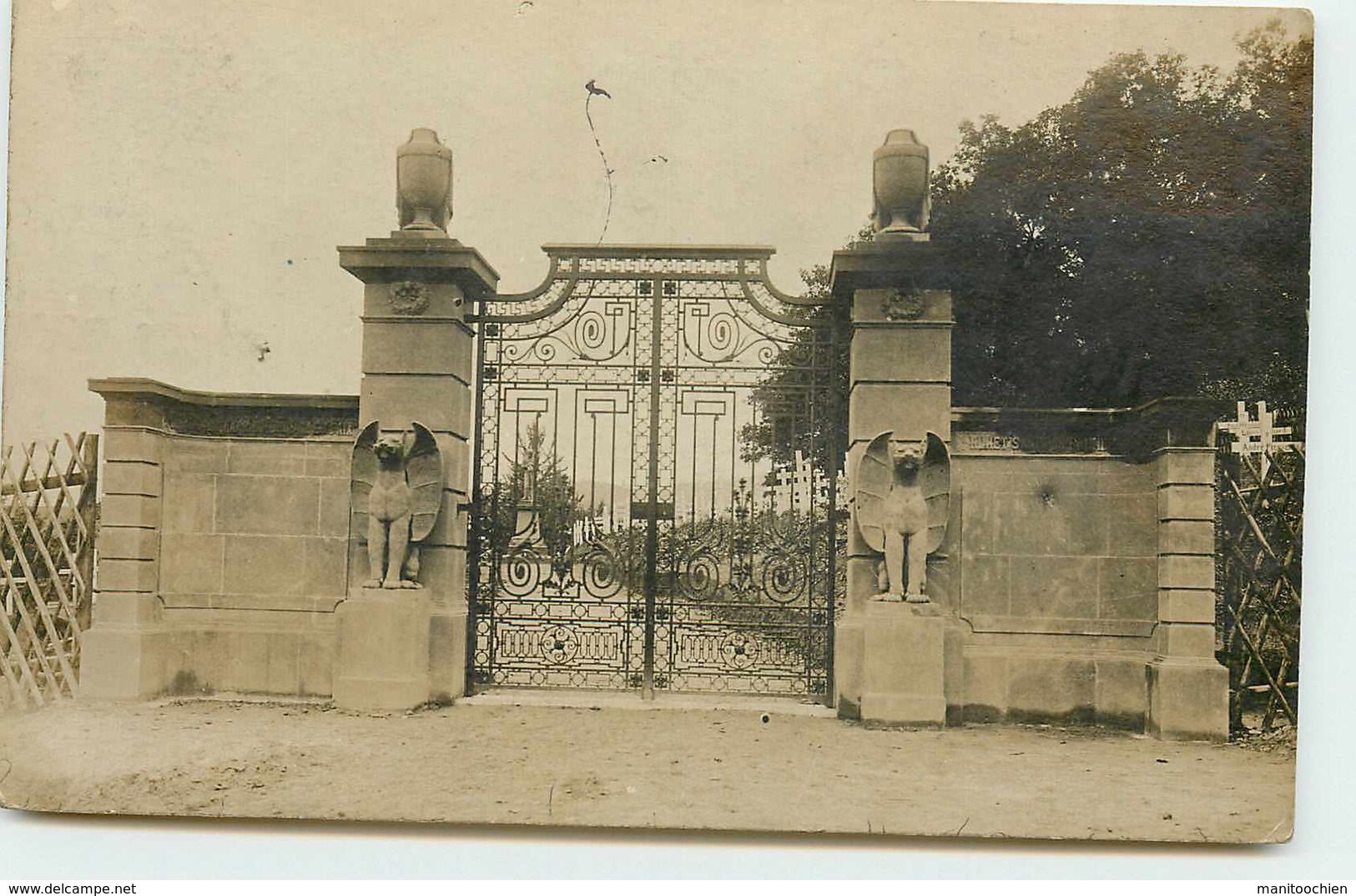 ALLEMAGNE MESCHEDE CARTE PHOTO DE L'ENTREE DU CIMETIERE DU CAMP DE PRISONNIER TOMBE FRANCAISE A DROITE - Meschede