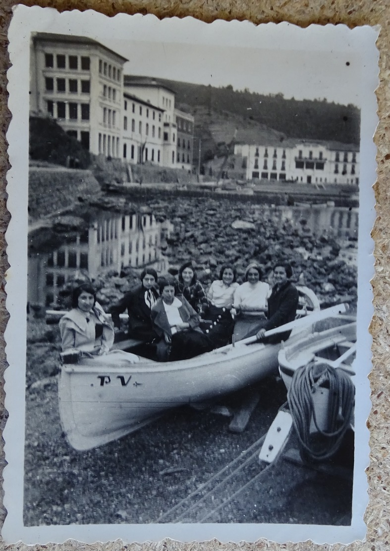 Ancienne Photo Canot Barque (pv) Groupe De Jeunes Filles 1934 - Près De L'aquarium à Banyuls - Bateaux