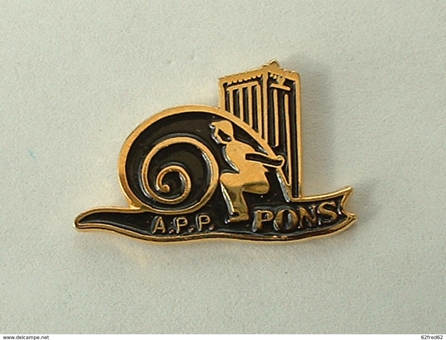 Pin's ESCARGOT - A.P.P PONS - PETANQUE - Animaux