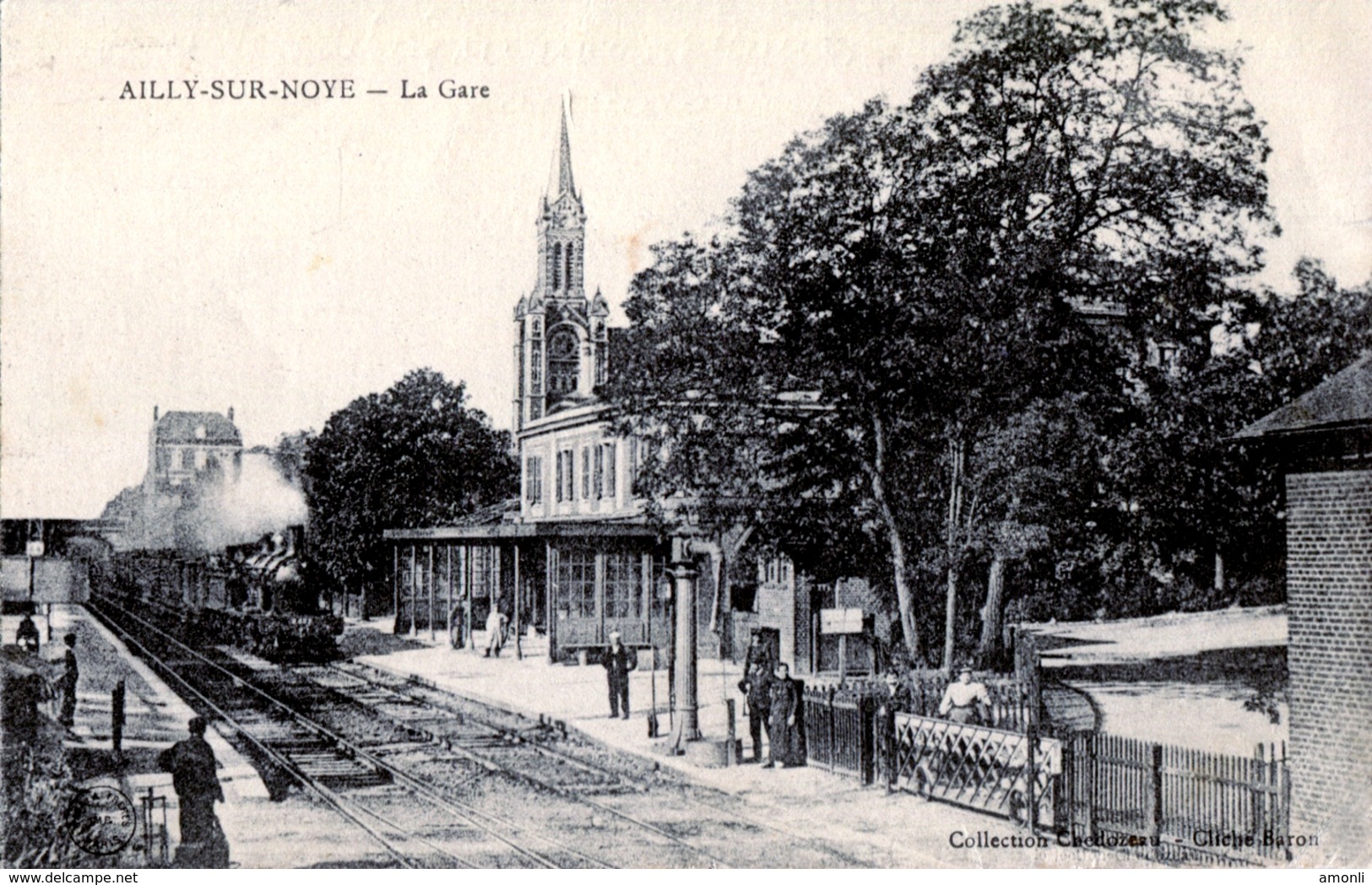 80. SOMME - AILLY SUR NOYE. La Gare. Train Au Départ. - Ailly Sur Noye