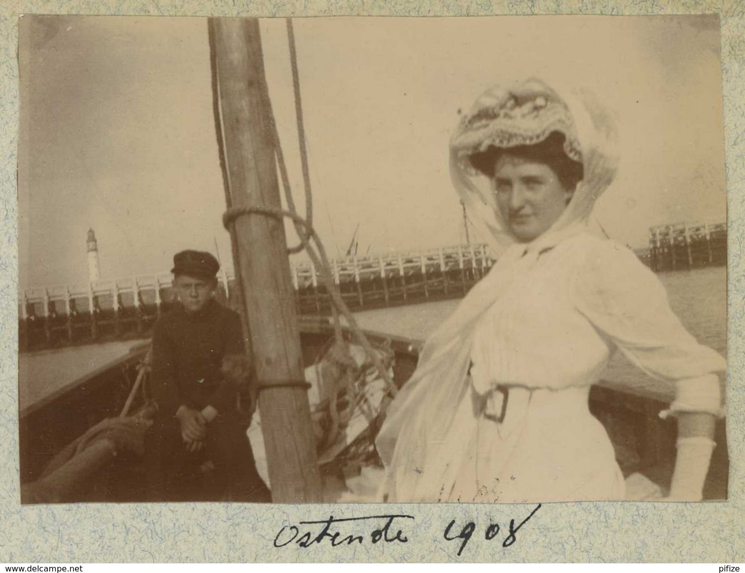 Dame Chic à Bord D'un Bateau à Ostende En 1908 . Oostende . Jetée Et Phare . - Plaatsen