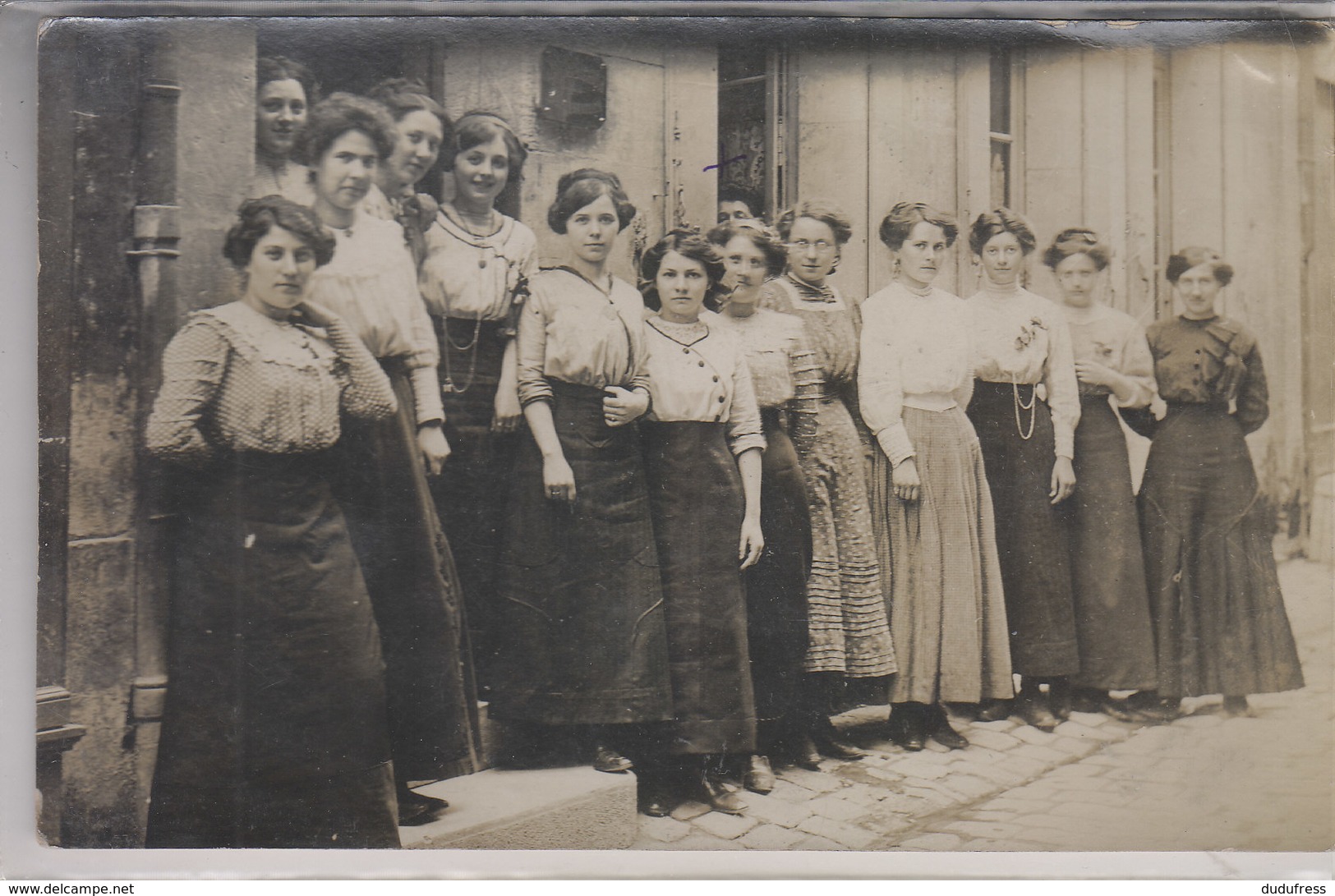 PARIS    GROUPES OUVRIERES CARTE PHOTO CLICHE CHAVANCE 4 IMPASSE DU MOULIN JOLY PARIS - Autres & Non Classés