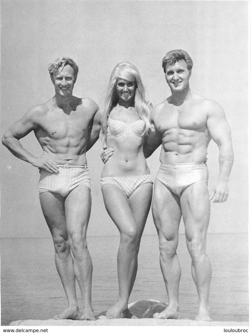 PHOTO DEUX HOMMES TORSE NU EN MAILLOT DE BAIN CULTURISTE CULTURISME  ET UNE FEMME 17 X 22 CM - Sports