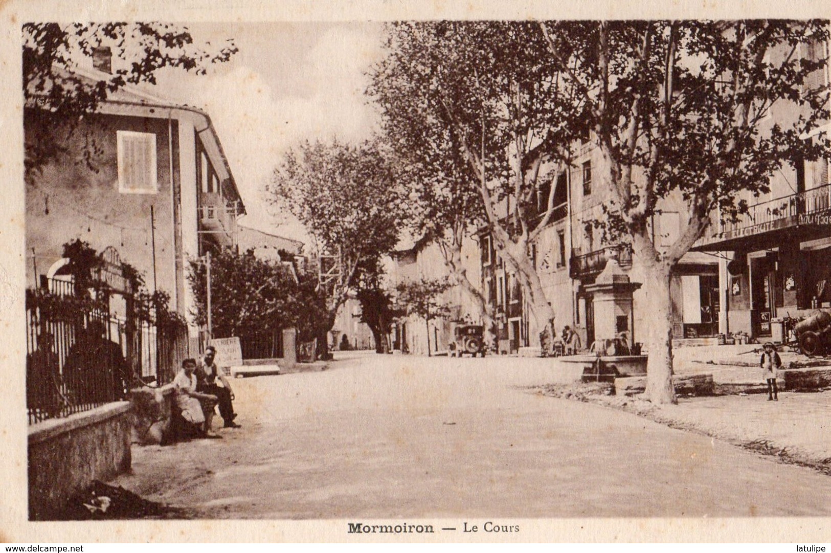 Mormoiron  84    Le Cours  Animé -La Fontaine Et Magasin Electricité Et Café Et Voiture - Mormoiron