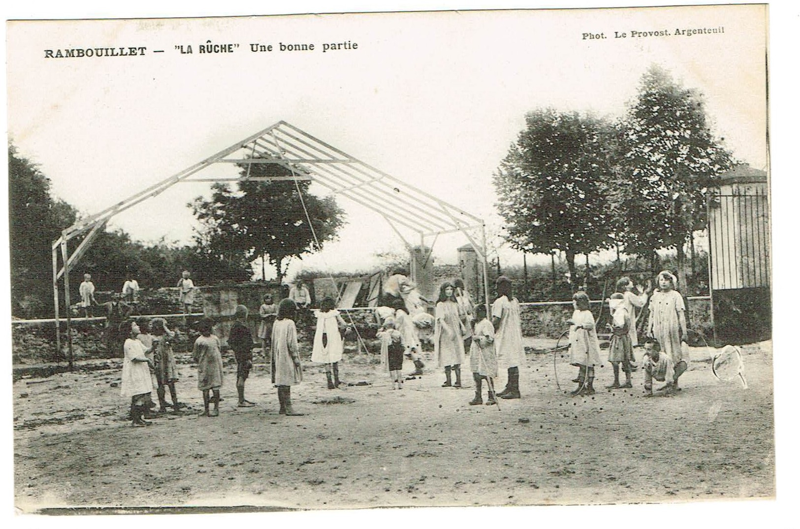 78 Rambouillet - La Rûche Une Bonne Partie. Animée, édit Le Provost, Non Circulée, Tb état. - Rambouillet