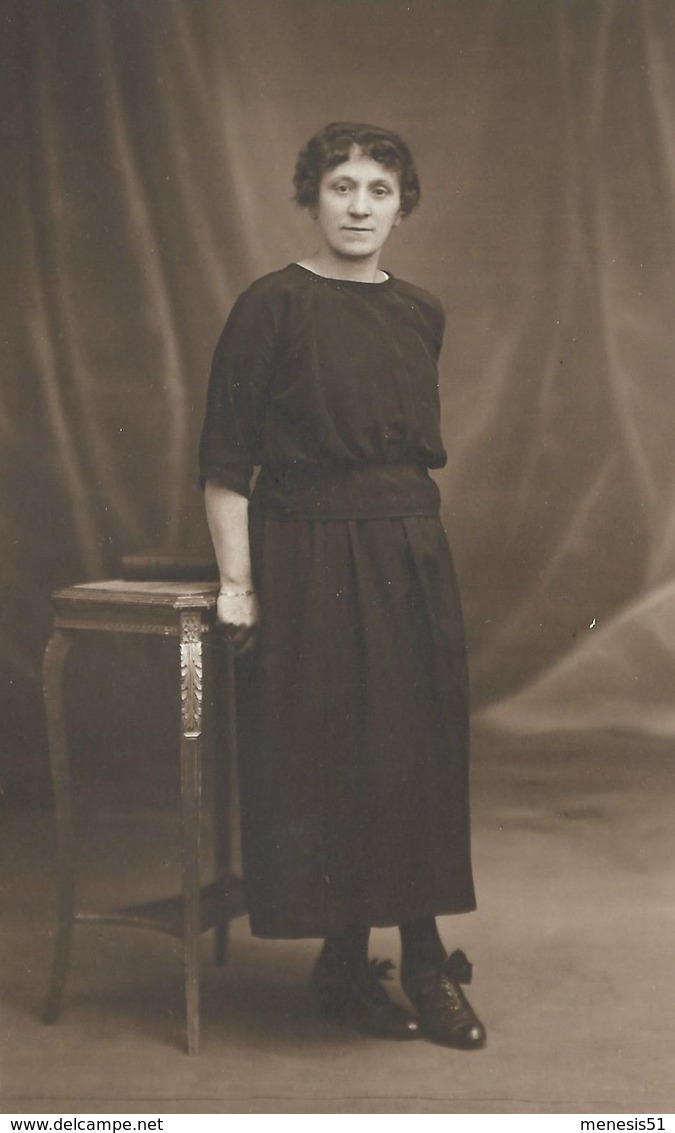 CPA Carte Photo Une FEMME LADY FRAU  Avec Des Chaussures à Ruban Souriant Au Photographe PRILLOT De METZ - A Identifier