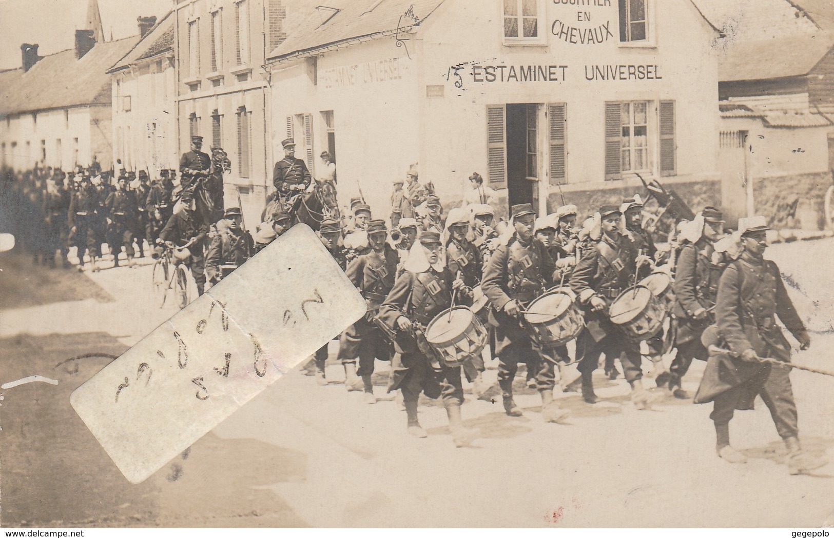 SISSONNE - Un Défilé Militaire En 1908 Qui Passe Devant L'Estaminet Universel ( Carte Photo ) - Sissonne