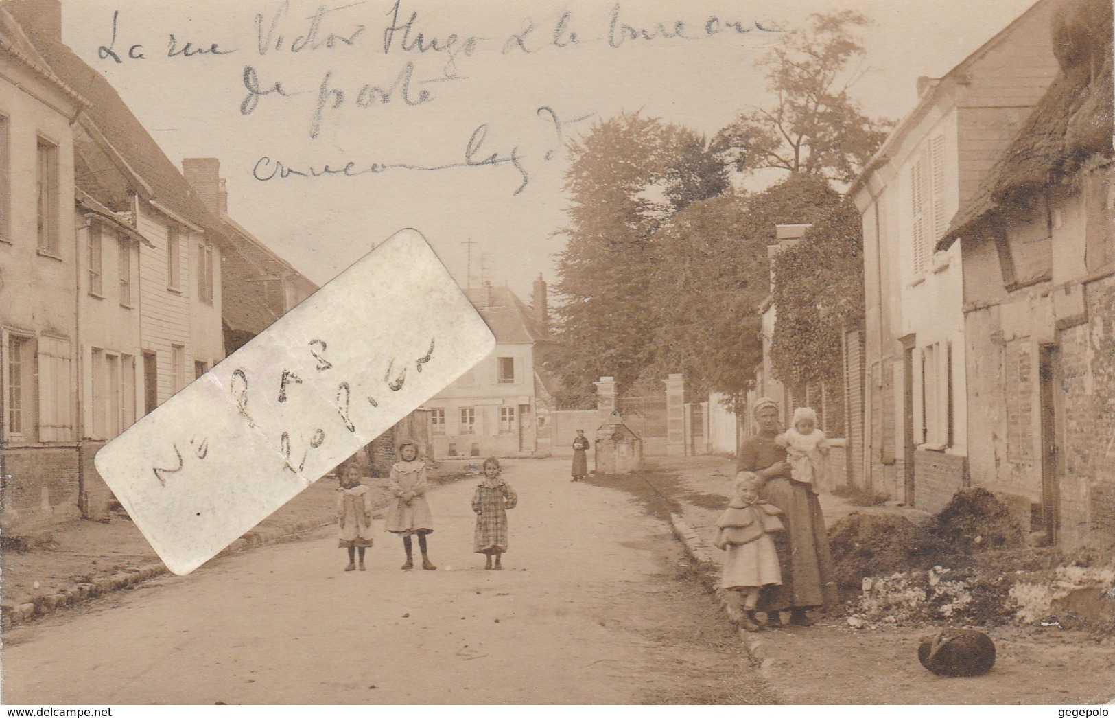 CREVECOEUR Le GRAND   - La Rue Victor Hugo Et Le Bureau De Poste ( Carte Photo ) - Crevecoeur Le Grand