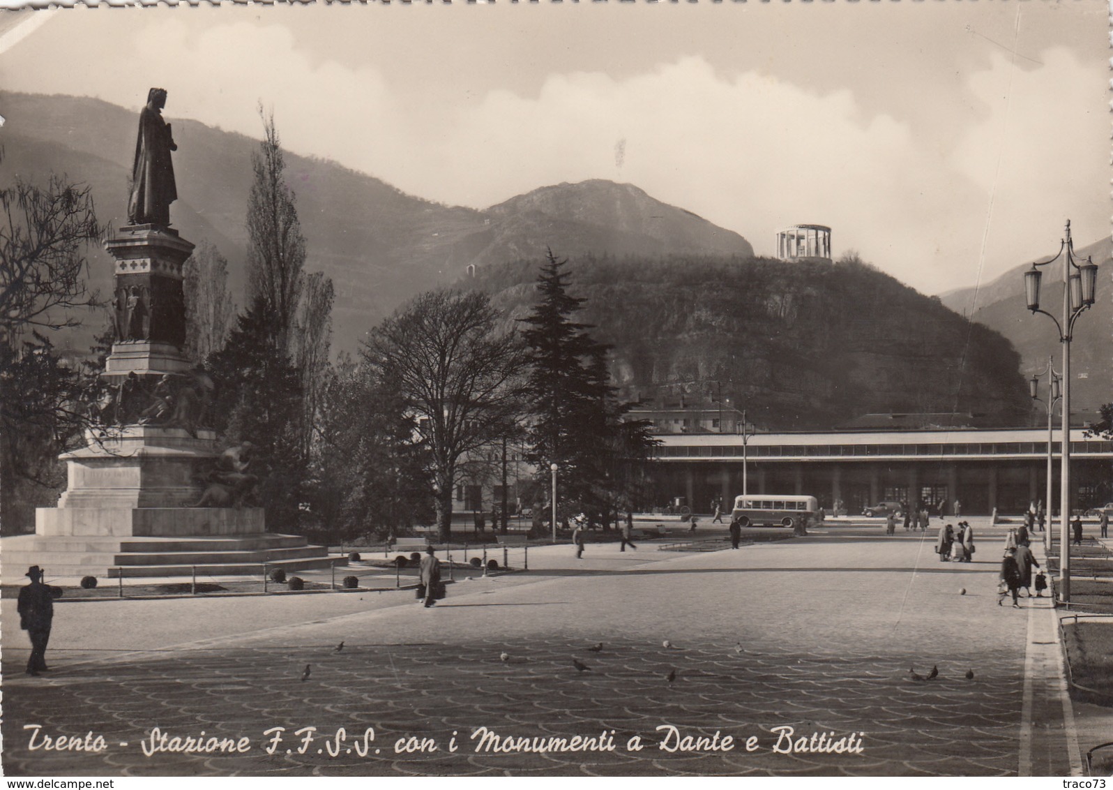 TRENTO /  Stazione Ferroviaria Con I Monumenti A Dante E Battisti _ Viaggiata - Trento