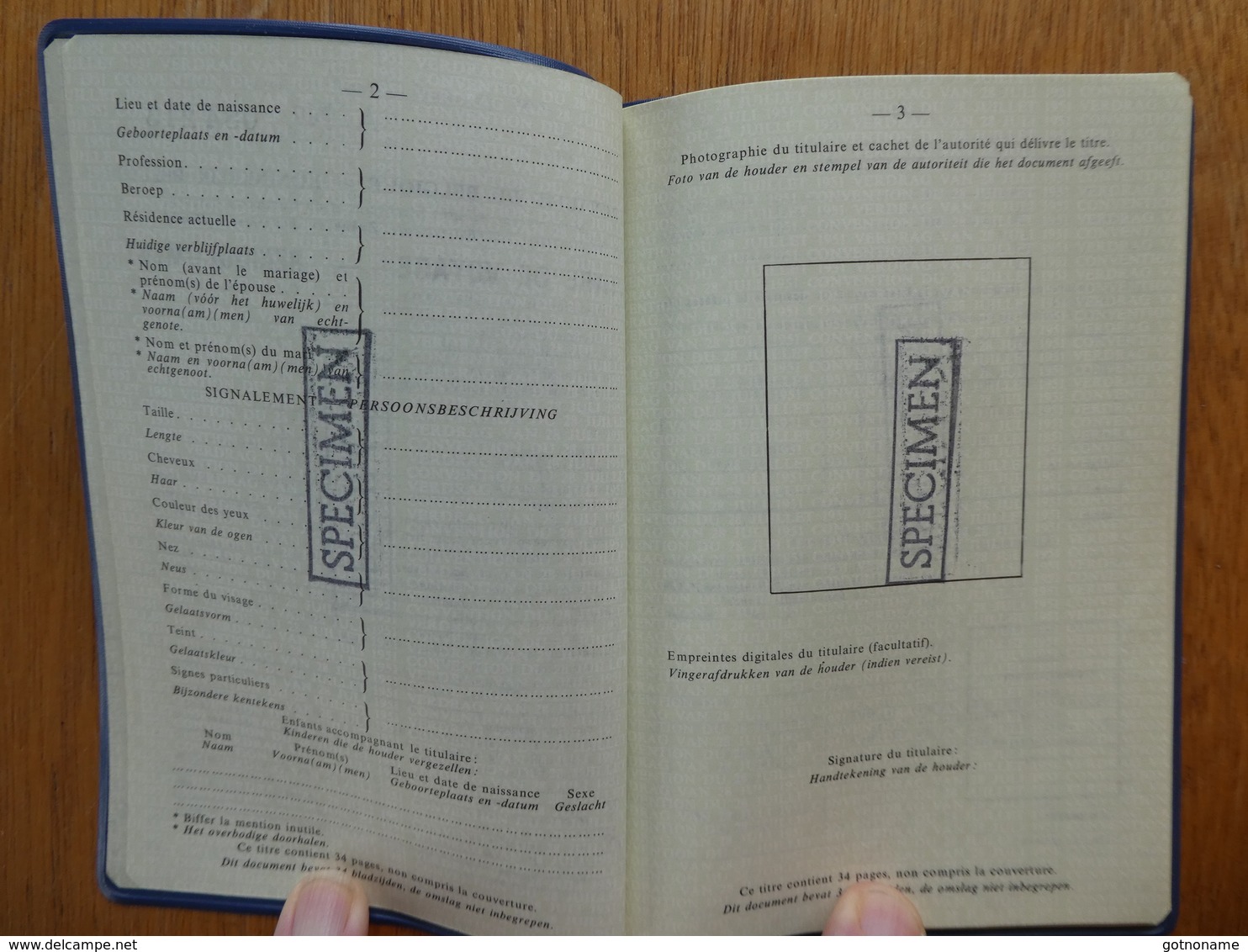 Passeport Passport, Reisepass, Titre De Voyage Reisdocument Belge Pour Réfugié 1980 - Documents Historiques