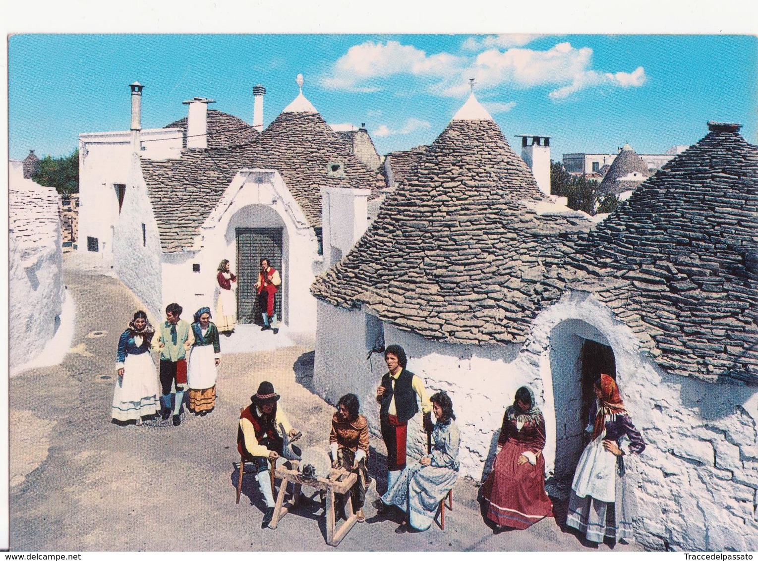 CARTOLINA NUOVA ANNI '80 - ALBEROBELLO (PUGLIA) AIA PICCOLA - ANIMATA - TRULLI E COSTUMI FOLKLORISTICI - Costumi