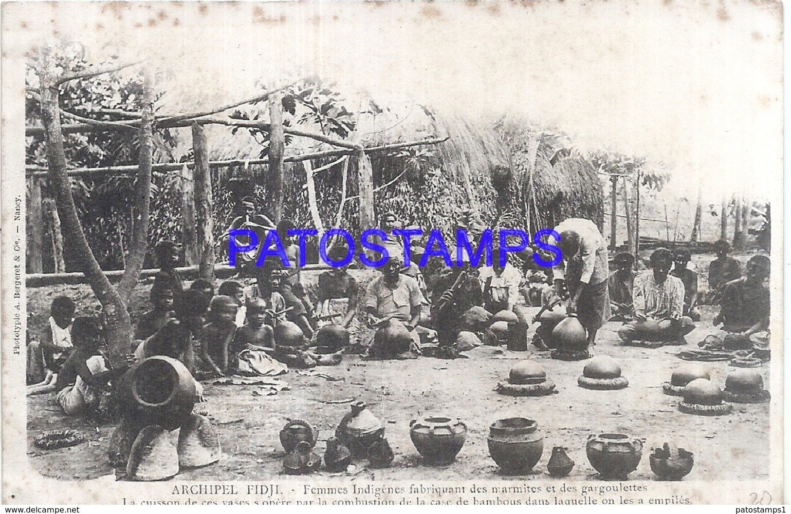 109772 OCEANIA ARCHIPEL FIDJI COSTUMES WOMAN NATIVE MANUFACTURING VESSELS SPOTTED POSTAL POSTCARD - Other & Unclassified