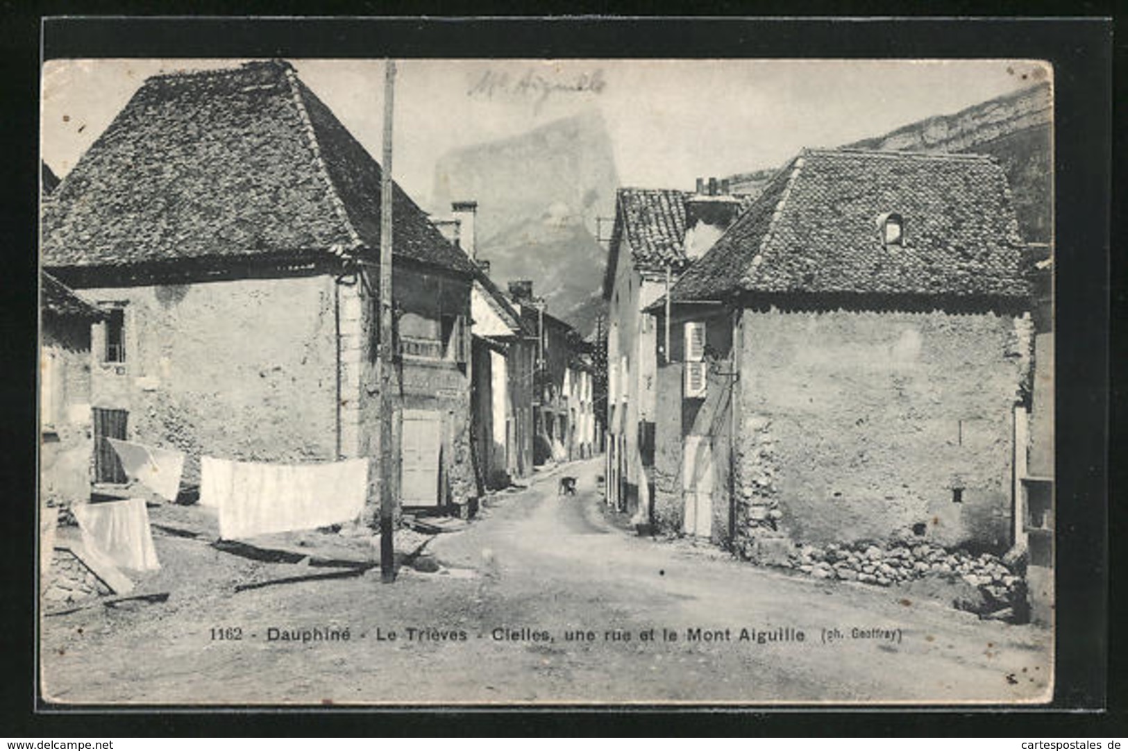 CPA Le Trieves-Cielles, Une Rue Et Le Mont Aiguille - Autres & Non Classés