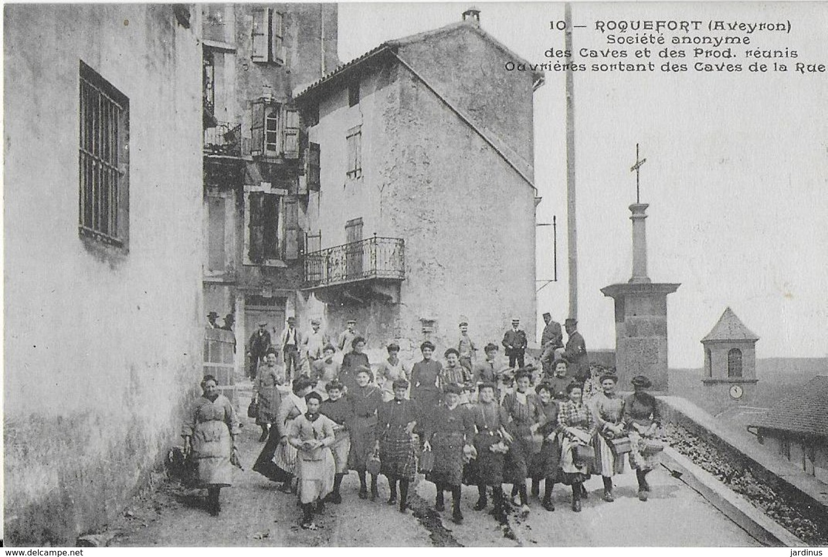 ROQUEFORT ( Aveyron ) : Ouvrières Sortant Des Caves De La RUE - Roquefort