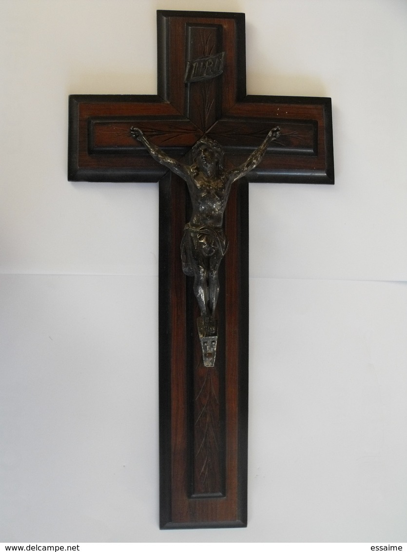 Grand Crucifix Christ En Croix à Accrocher. Bois Sculpté Et Métal Doré. Hauteur 41 Cm.4. - Religión & Esoterismo