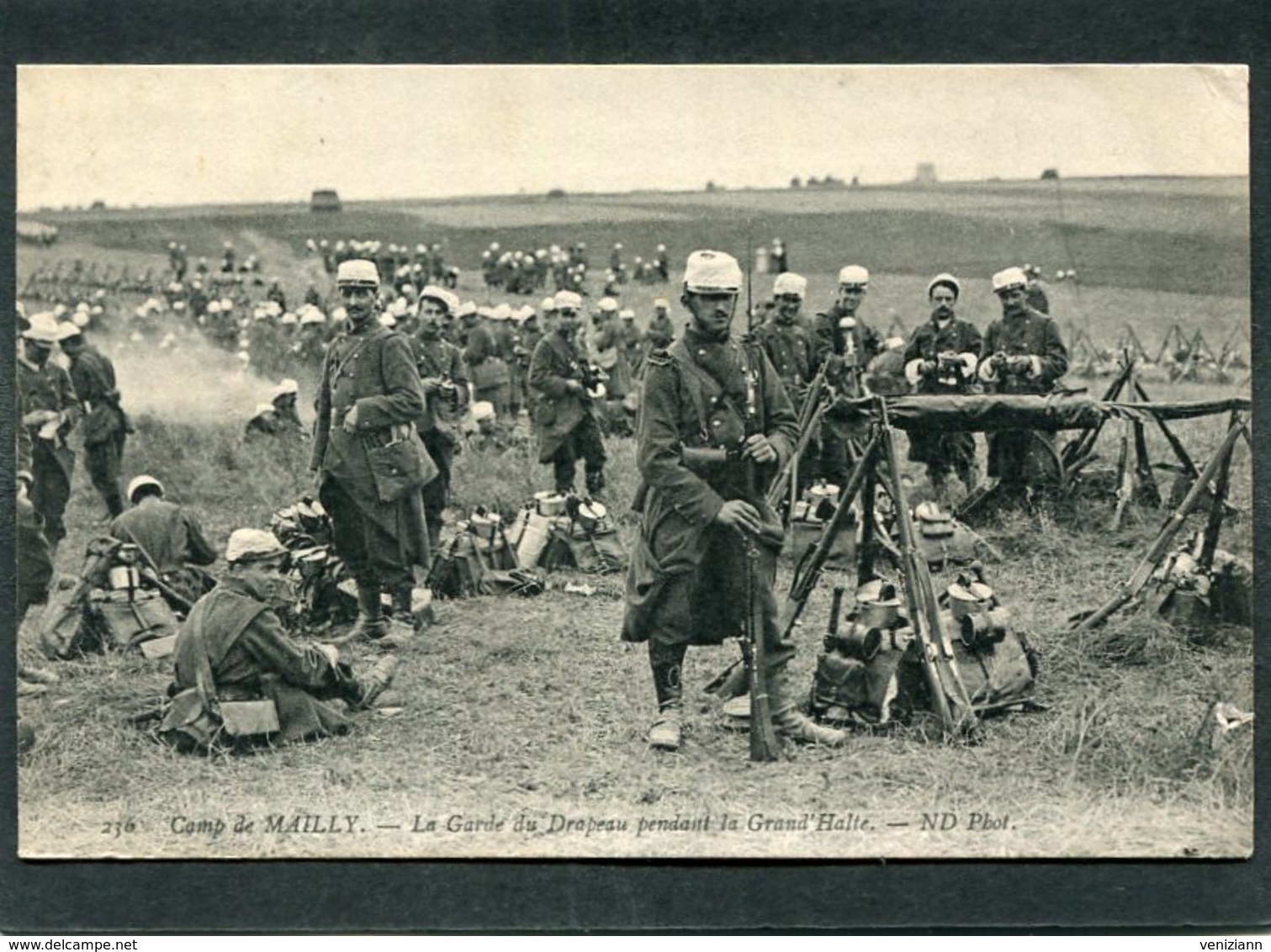 CPA - Camp De MAILLY - La Garde Du Drapeau Pendant La Grand'Halte, Très Animé - Manoeuvres