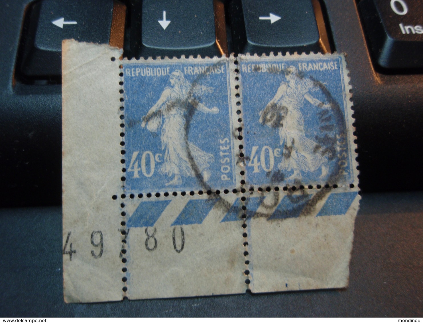 2 Timbres Attachés Avec Bandes Et Numéroté Semeuse Fond Plein Sans Sol 40 C Outremer Type II1928 - Oblitérés