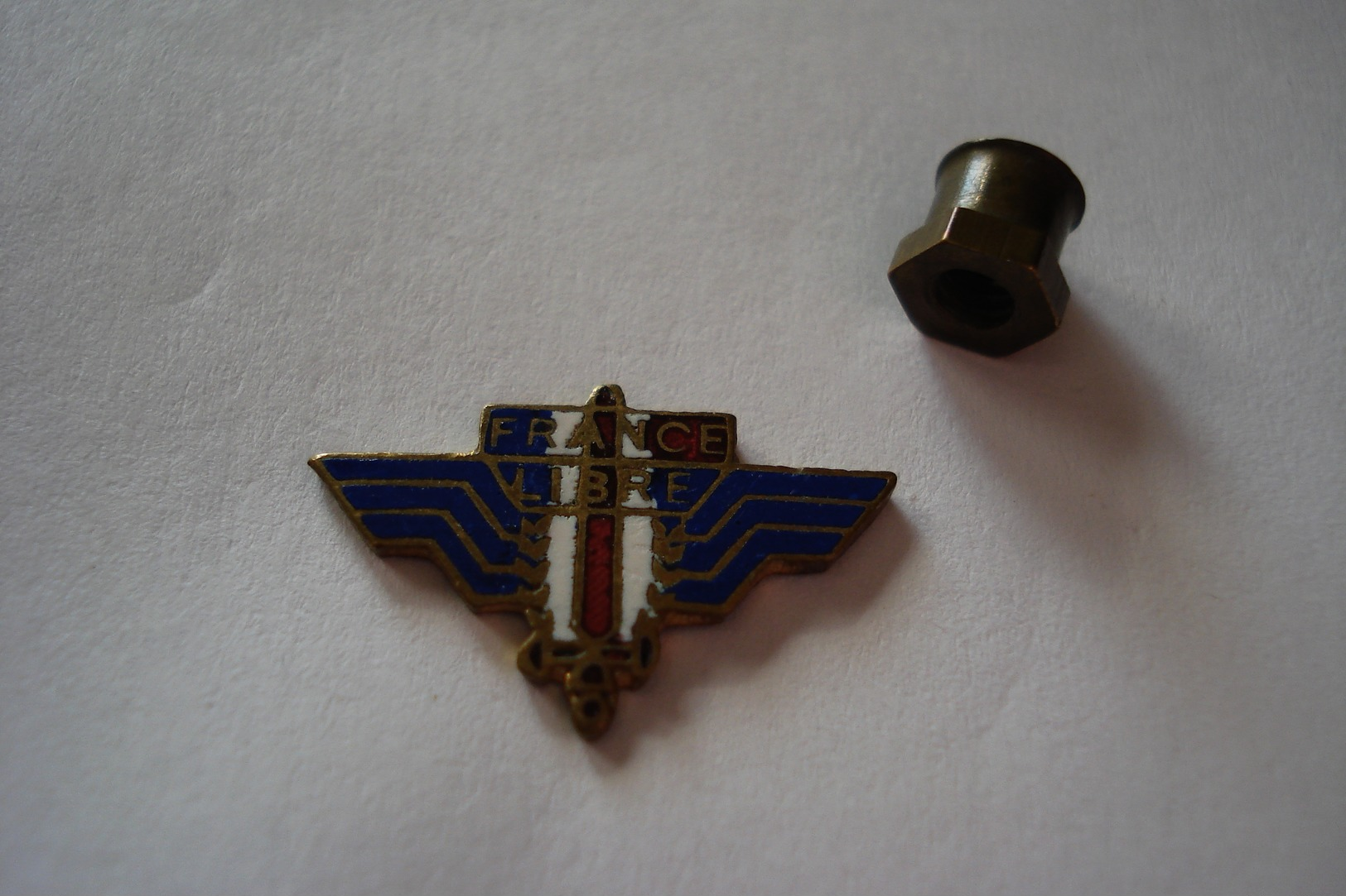 20190401-2669 « FRANCE LIBRE » PIN’S AVEC ATTACHE ECROU - Militaria