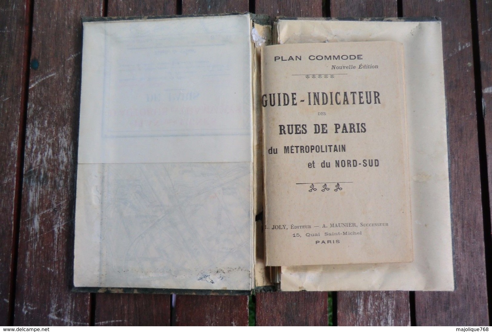 Plan Métro-autobus De Paris Divisé En 20 Arrondissements Et 80 Quartiers - Historical Documents