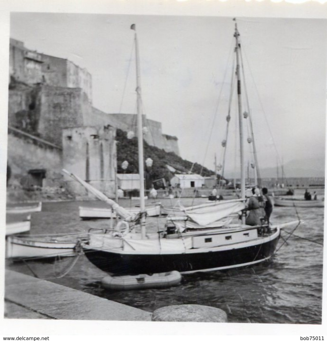 Photo D'un Beau Voilier En Bois Dans Le Port De CALVI En Corse En 1953 ( Noté Et Daté A L'arrière ) - Bateaux