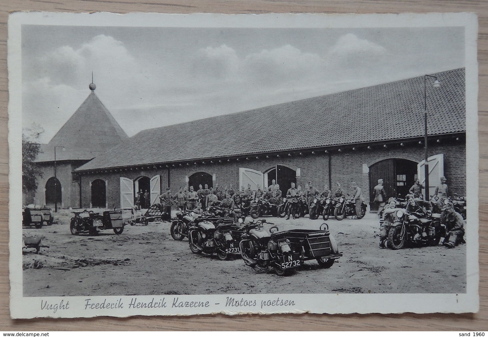 Vught - Frederik Hendrik - Caserne: MOTO / SIDE-CAR - Kazerne - Motors Poetsen - Voir 2 Scans. - Vught