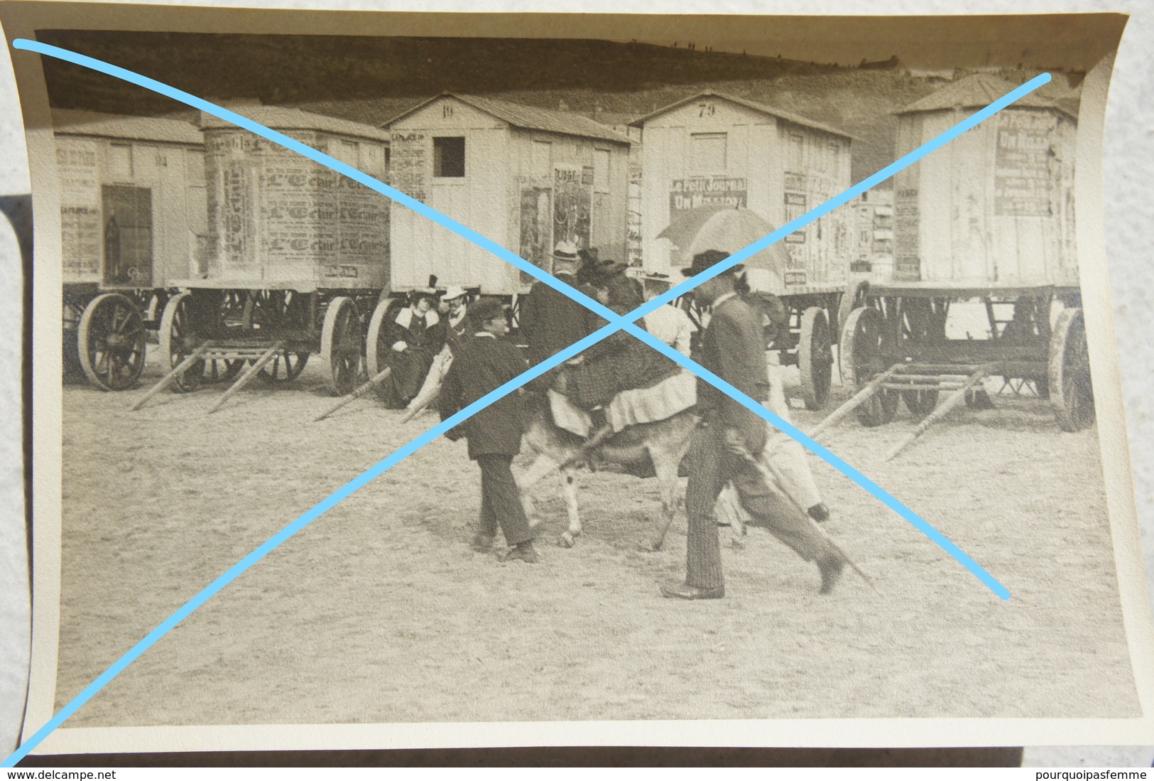 Photo BOULOGNE SUR MER Place Animée Cabines De Plage Avec Publicités Le Petit Journal L'Eclair Circa 1910 - Lieux