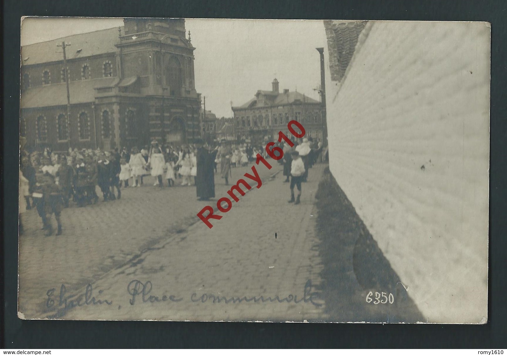 THULIN. (Hensies) Photo Carte- Place Communale. Procéssion, Curé, Enfants. Circulé En 1919. 2 Scans. Rare. - Hensies