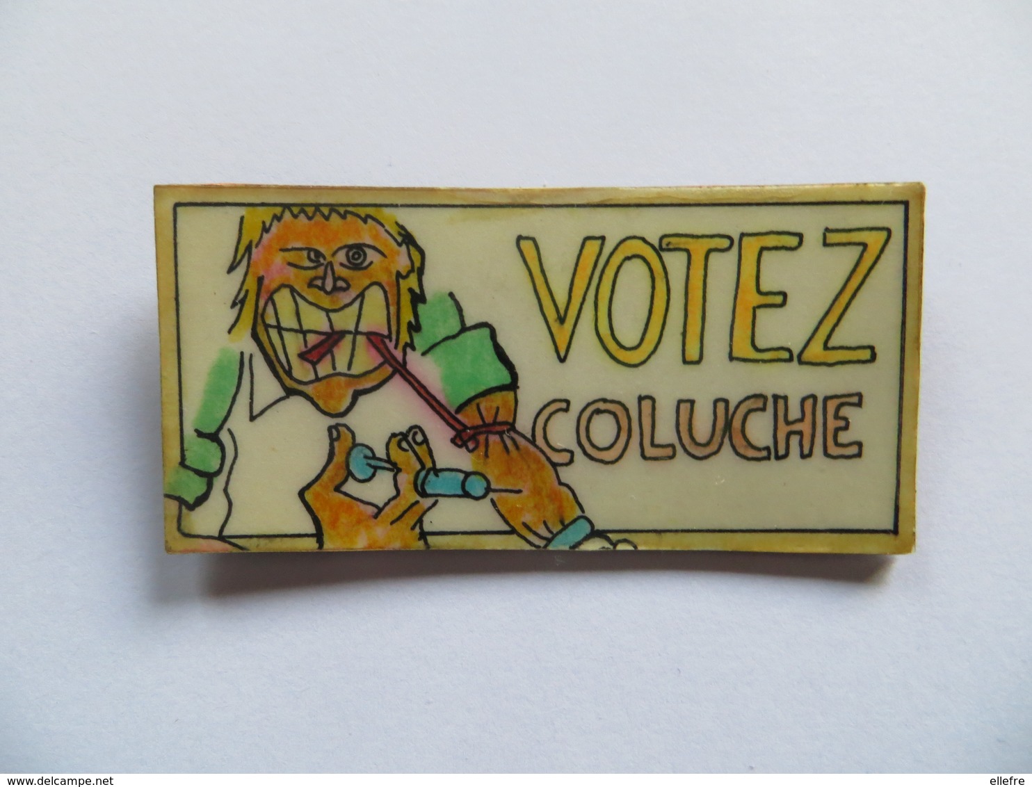 Insigne Politique Badge De La Campagne électorale De Coluche En 1980 "  Votez Coluche " Seringue - Etat Parfait - Autres & Non Classés