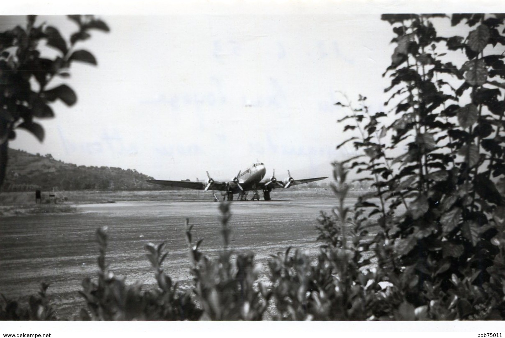 Photo D'un Belle Avion Un DC3  Du Nom De LANGUEDOC Sur Le Tarmac En 1953 ( Noté Et Daté A L'arrière ) - Aviation