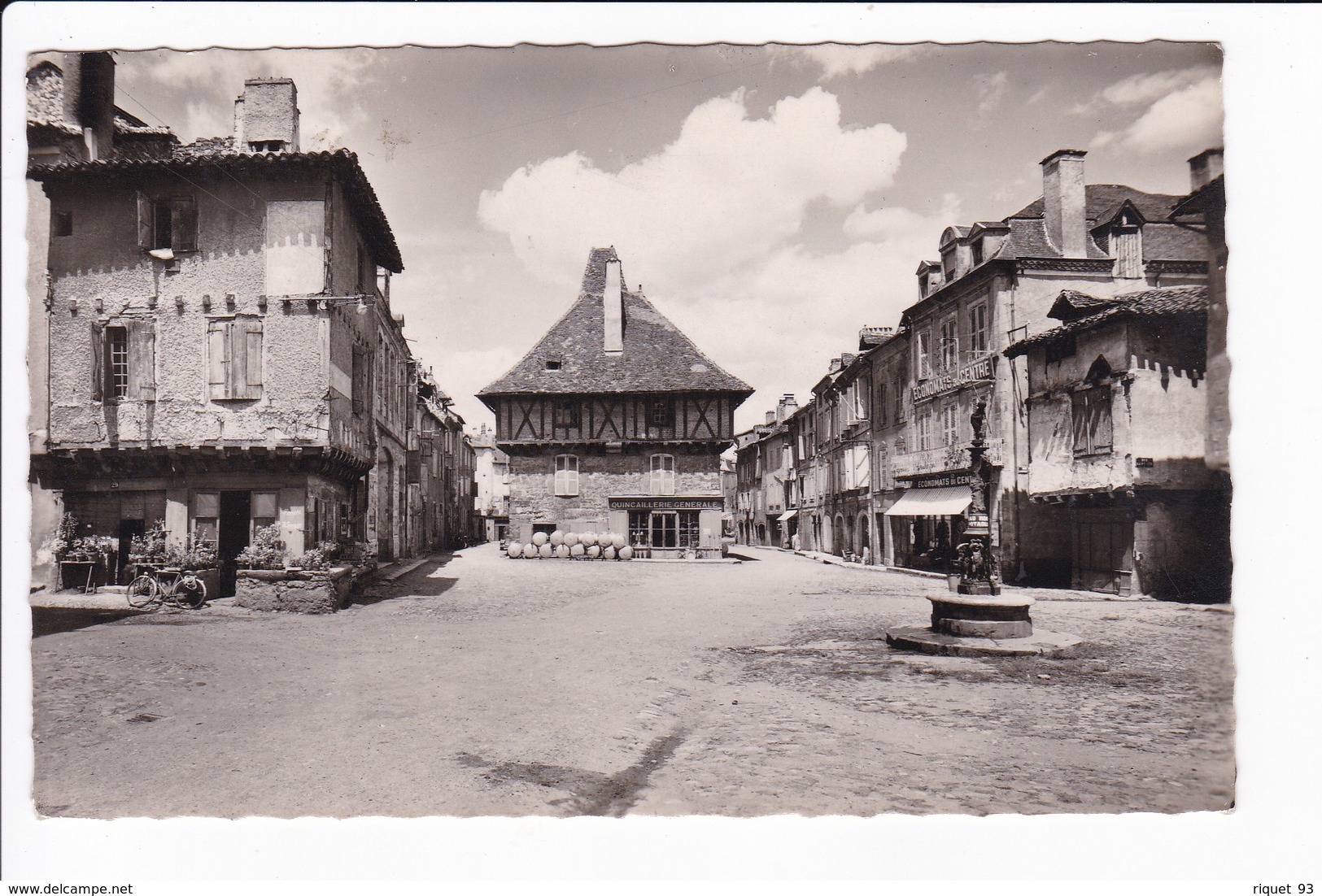 SAINT-CERE - La Place Du Marcadial Et Ses Trois Vielles Maisons - Saint-Céré